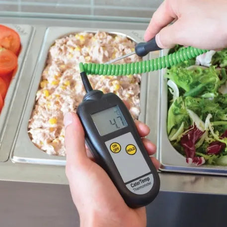Lebensmittel-Thermometer kontrolliert Temperatur von Salat im Rahmen einer HACCP-Kontrolle