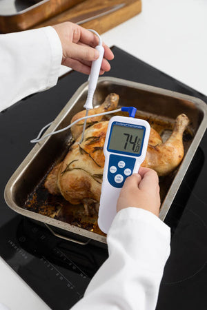 Lebensmittelthermometer ETI EcoTemp misst Kerntemperatur eines Bratens. Display zeigt 74,0 °C